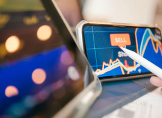 Händler mehrerer Märkte bei der Auswertung von Bitcoin, Ethereum und Forex-Optionen